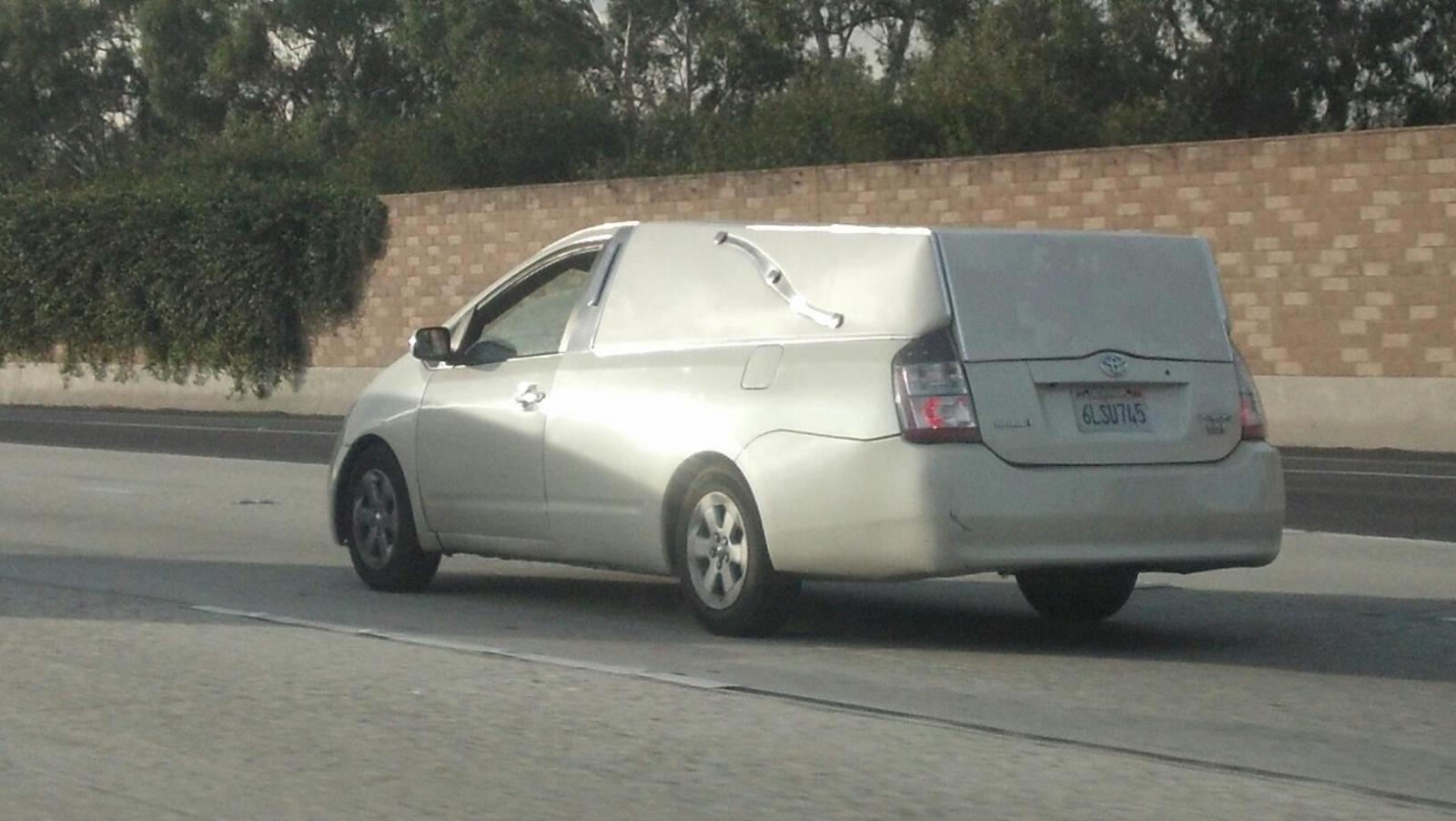 Toyota Prius Plus катафалк