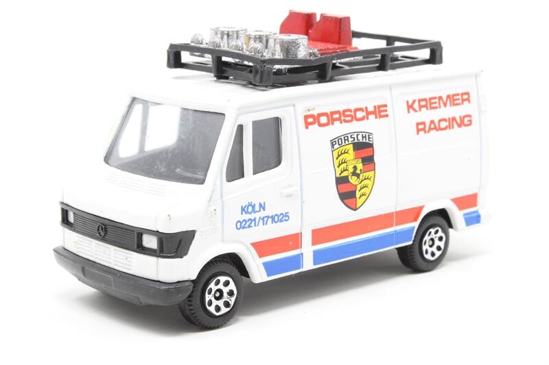 1579544505_CorgiMercedes207DPorscheKremerRacing.jpg.e85b4702a1c16a079987b79b07acbe12.jpg