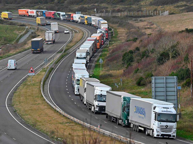 20201211-snake-of-lorries_17650f34bba_original-ratio.jpg.eb50842c382c5c3a27d7b70e696ad4cf.jpg