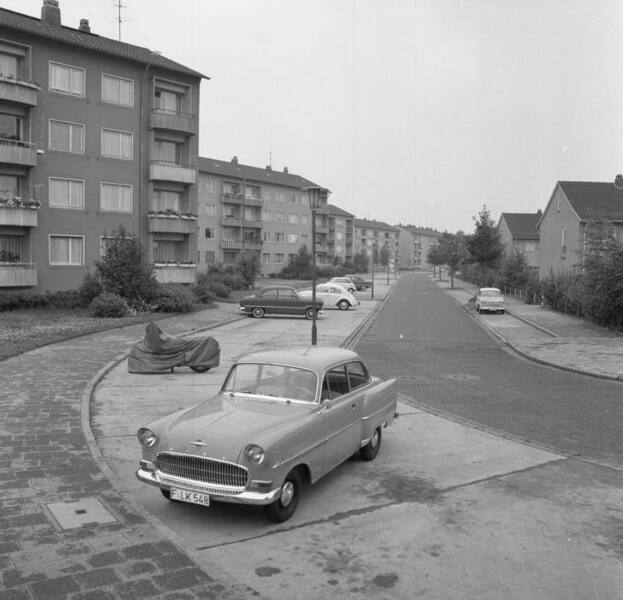 1746700972_Bundesarchiv_B_145_Bild-F011038-0009_Frankfurt-Main_Neubaugebiet_A.Schweitzer-Siedlung.thumb.jpg.7fe96ae6c7e6b3559bff9f040f175baa.jpg