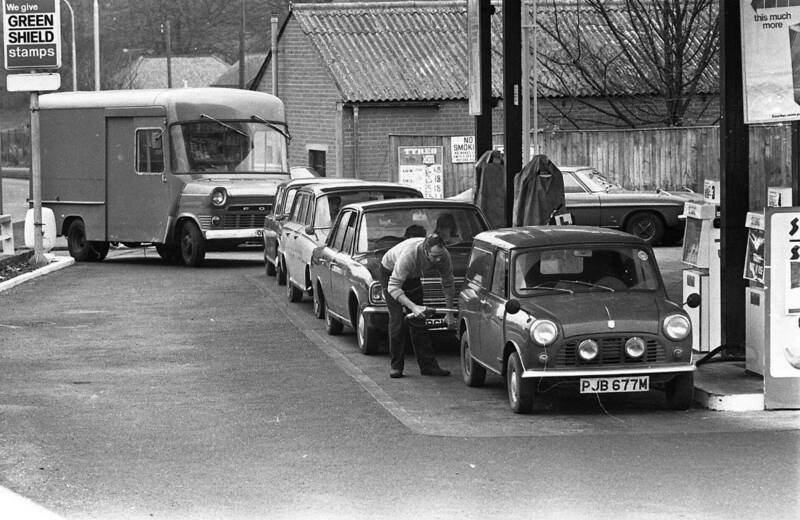 548983365_Queuingforpetrol.thumb.jpg.80ea2cc5807e391804192976c14140d3.jpg
