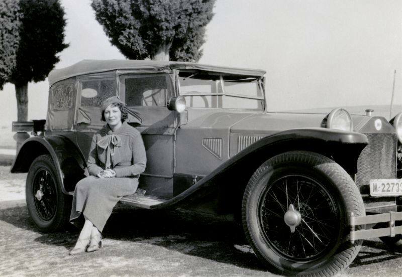 1930s-women-with-cars-1.jpg.2dda7d34d621e82f54f22ebd127d36f3.jpg