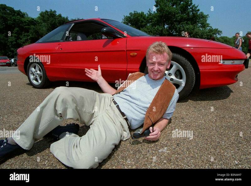 les-dennis-comedian-tv-presenter-december-97-layingon-ground-show-B3NAH7.jpg