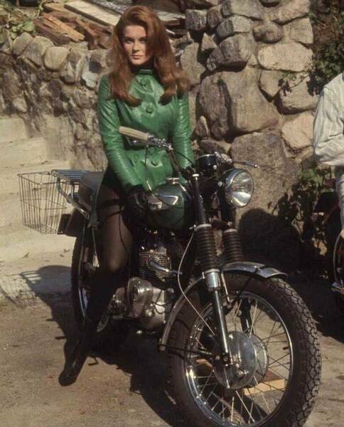 girlonamotorcycle.thumb.jpg.4b30ef951eecfea1337867b9d5655d63.jpg