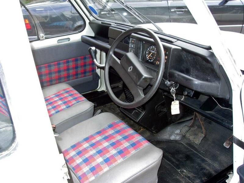 Renault 4 Interior 4-8-05 03.jpg broad.jpg