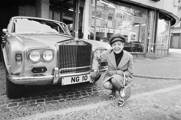 1_Noele-Gordon-pictured-with-her-new-12000-Rolls-Royce.jpg.e66b7d1447b2dd37488693d1e2362c23.jpg