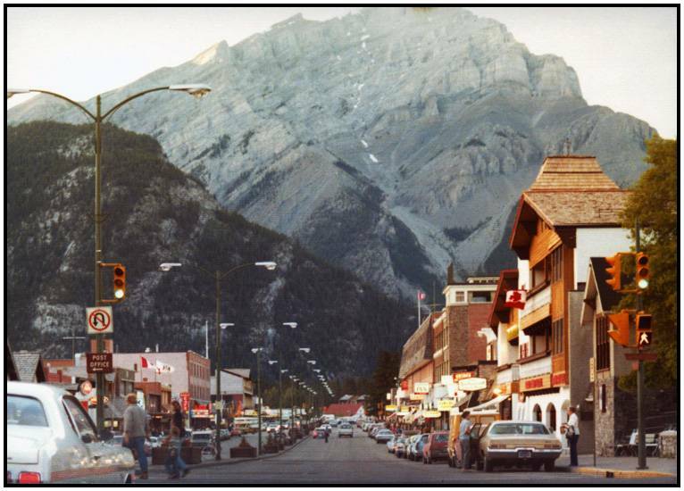g-travel-canada-alberta-banff-mainstreet-001-1977.jpg.0eacb5363f4376934ba957332888c285.jpg