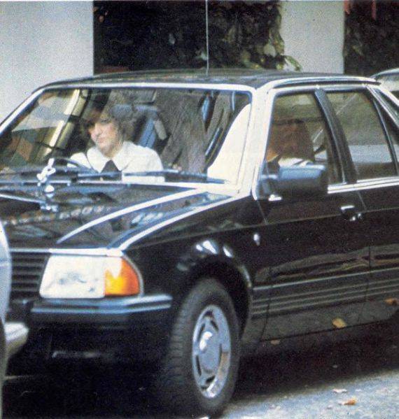 1982-10-21Dianadrivesherselfhomewithherdetectiveandherlady-in-waitingAnneBeckwithSmithafterashoppingtripinKnightsbridge.jpeg.7413c8f93dc9ca3b659d757163b88d44.jpeg