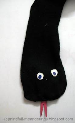 Snake-sock-puppet.JPG.017ed633b2c97bcbe7b47b9449e10a02.JPG
