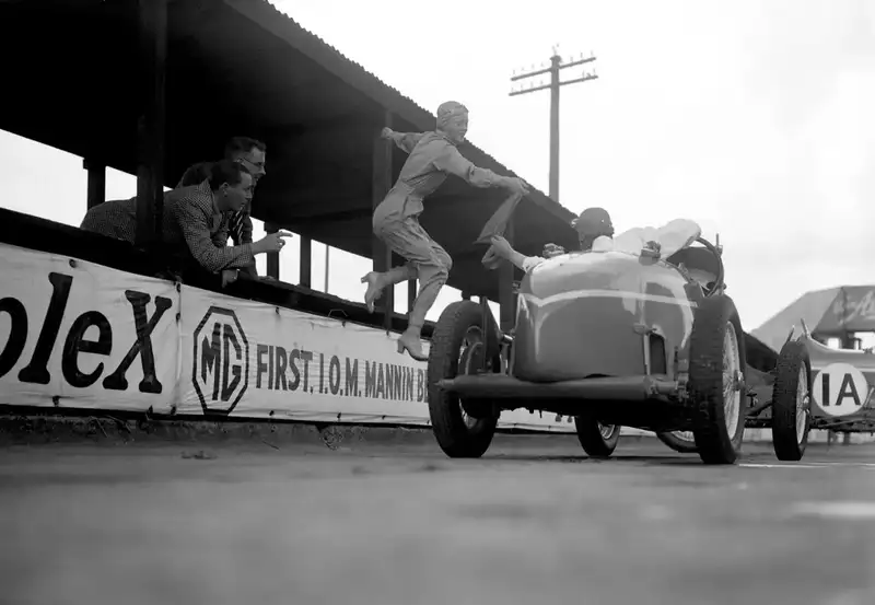 Doreen-Evans-taking-over-the-sash-during-the-Relay-Race-at-Brooklands.thumb.webp.2835100e4506e65ec23fc5766ef011e3.webp