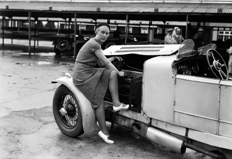 Kitty-Brunell-tunes-up-her-AC-Ace-Sports-engine-1932-1480x1015.thumb.webp.7bd5ba1b76d2f28aae17c430fc9efed8.webp