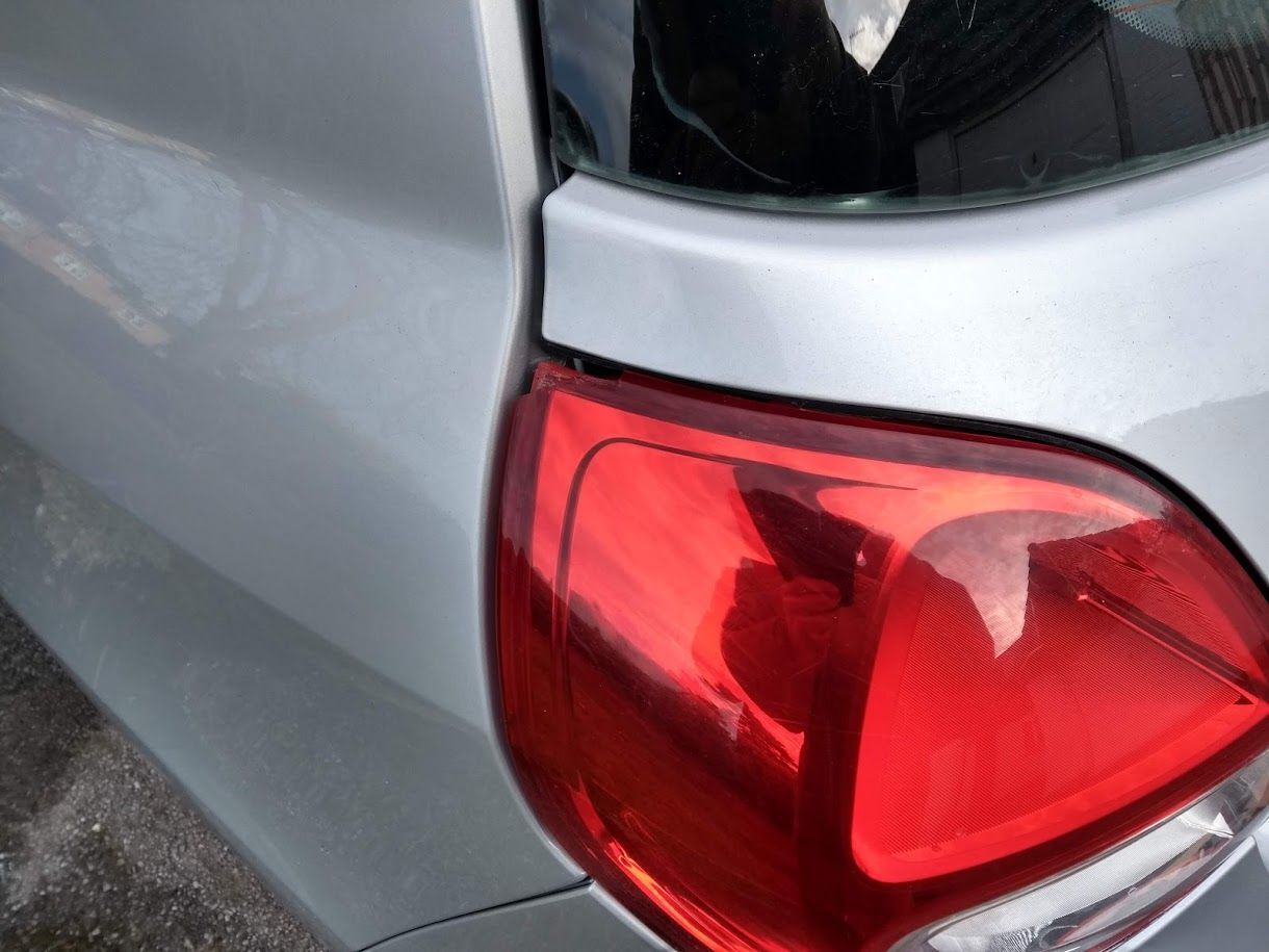 Chippedrearlightallowingwaterin.jpg.e995d1f8d1432d1ae4f3e7d0e741c9b2.jpg