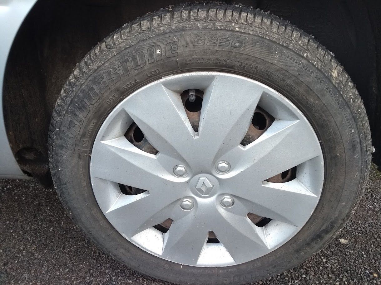 OriginalBridgestoneandrustywheel.jpg.6da73ad7d85804842508e653dd419e8d.jpg