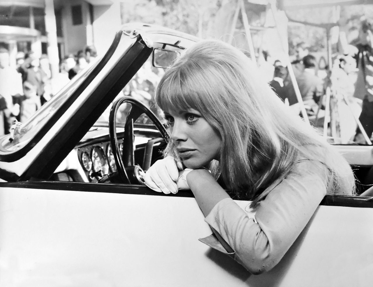 1118full-britt-ekland.jpg.8bf07d5658d3760df98343cda9b12f9d.jpg