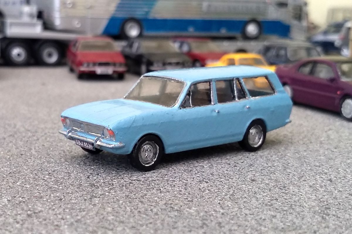 Ford_Cortina_CBJ652H.jpg.e01dc4607f1e09add22eb59df416e705.jpg