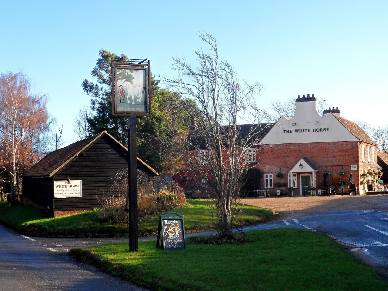 The_White_Horse_pub_Southill_(geograph_3787353).jpg.263c1349628e75c5c6df7103a1304cd4.jpg