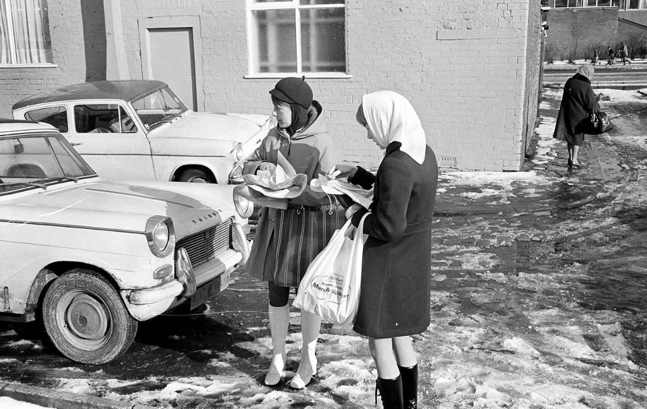 eatingchips.jpg.2ac431efb18d2935ed5eebf54788c3bf.jpg