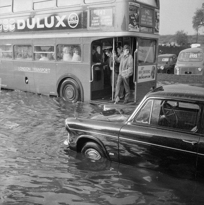 busflood.jpg.386a477082bd0e3386b7541eb1b1ca13.jpg