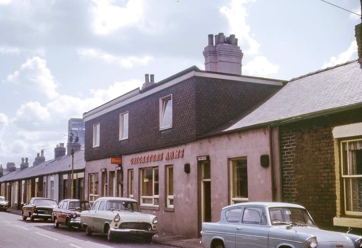 flatroofpub.jpg.b1ce81eecc4fe0ad477d7203d0dae541.jpg